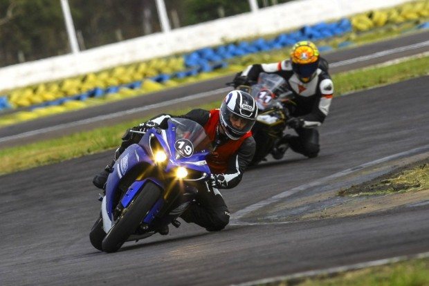 Nos treinos e corridas do Cup Escola os participantes podem explorar a pilotagem esportiva de suas motocicletas - foto: Rodrigo Ruiz