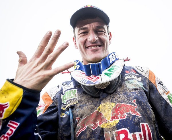 Marc Coma mostra nos dedos o número de vezes em que foi campeão da maior competição off road do planeta - divulgação KTM