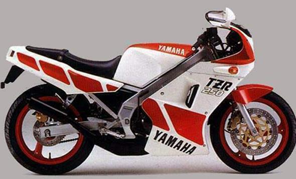 A primeira moto com chassi de dupla barra periférica em alumínio foi a Yamaha TZR 250 de 1985 - Esse sistema revolucionou o mercado