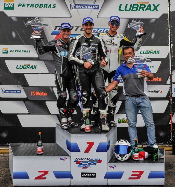 Pódio da categoria GP 600 no GP Santa Cruz do Sul, com o vencedor Solorza, acompanhado de Gerardo e Sampaio - foto: William Inacio