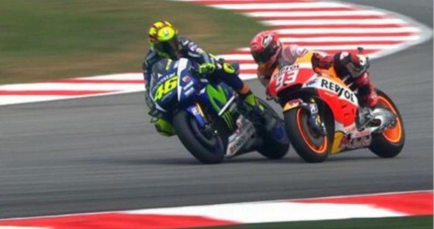 Rossi encara Márquez e o empurra para fora da trajetória, momentos antes da queda do piloto da Honda