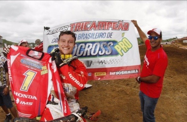 Hector Assunção comemora o título da MX2 no Brasileiro de MX Pró - César Araújo