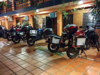 Grupo de motociclistas brasilienses hospedados no mesmo hotel em 