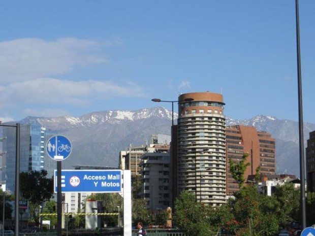 A cidade de Santiago com a magnífica cordilheira ao fundo