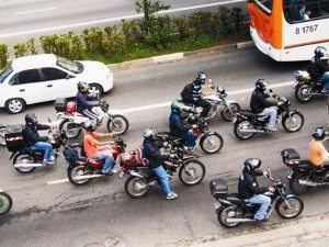 Motos: porrada de todos os lados; Abraciclo mostrou a evolução tecnológica a serviço da segurança do trânsito e do motociclista