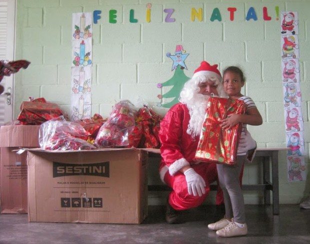 No Natal Caridoso de 2014, Papai Noel fez a alegria da criançada