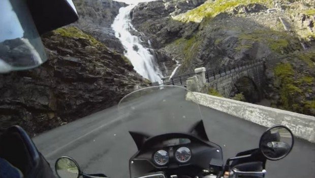 Quase no alto da montanha a estrada passa ao lado dessa incrível cachoeira - foto: saarela.se