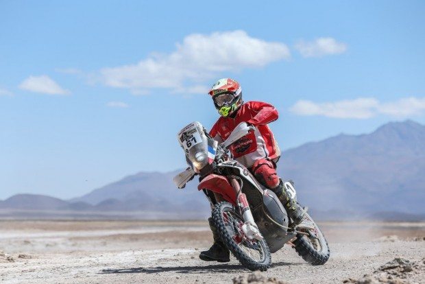 O francês Adrien Metge corre no Brasil há mais de dois anos e participa do Rally Dakar pela primeira vez. Foto: Magnus Torquato/Fotop/Vipcomm