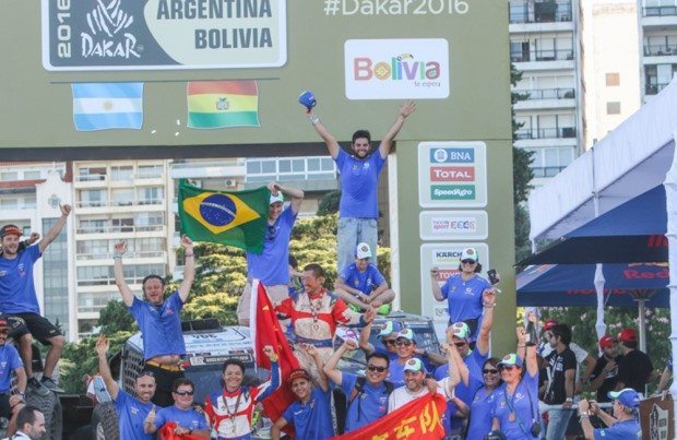 Leandro Torres e Lourival Roldan ostentam a bandeira do Brasil no pódio do Dakar 2016 - foto: Sanderson Pereira