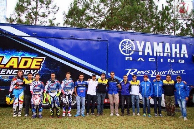 Yamaha-Racing-equipe-2016-01
