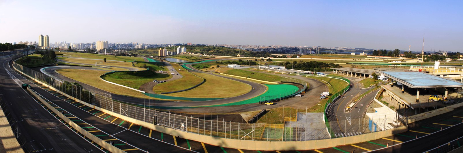 Interlagos: gatas desafiam tempo ruim em corrida da Moto 1000 - SiteBarra