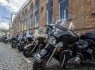 Harleys estacionadas em frente à fábrica