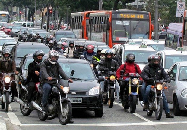 Em grandes centros urbanos cenas de acidentes com motocicletas são comuns. Esteja atento e evite riscos