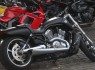 Exótica e moderna Harley Davidson V-Rod Muscle chamava a atenção dos passantes