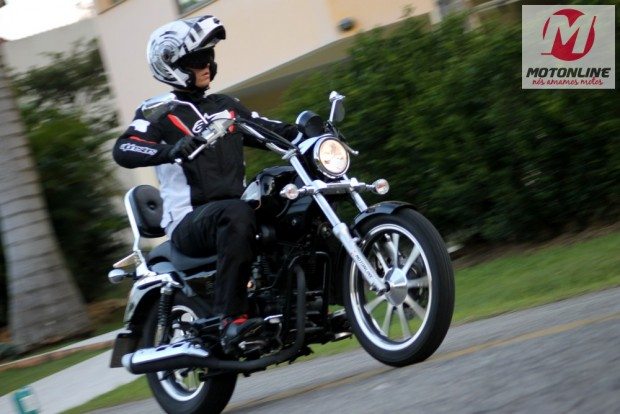 A moto se impõe com o seu visual clássico de uma pura Custom