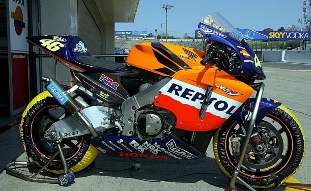RC211v, campeã na MotoGP pelas mãos de Valentino Rossi, serviu de base para construção da CBR 600RR