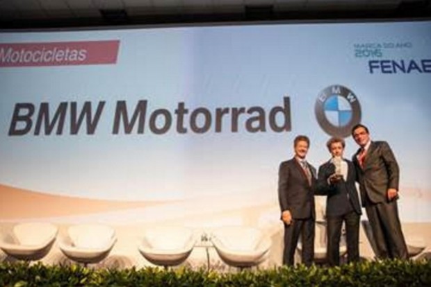 Federico Alvarez, diretor da BMW Motorrad, recebe premiação “Marca do Ano” em cerimônia realizada em São Paulo, junto a Fabio Ozi, diretor da ABBM, e Alarico Assunção Junior, presidente da Fenabrave. (crédito: equipe Mário Águas)