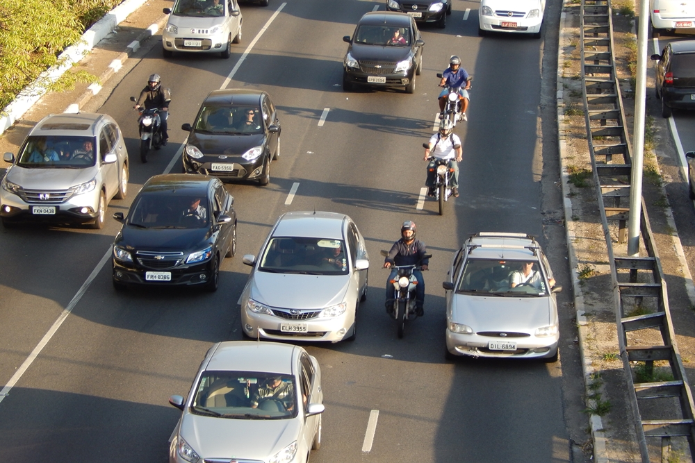 Califórnia legaliza uso do corredor por motocicletas