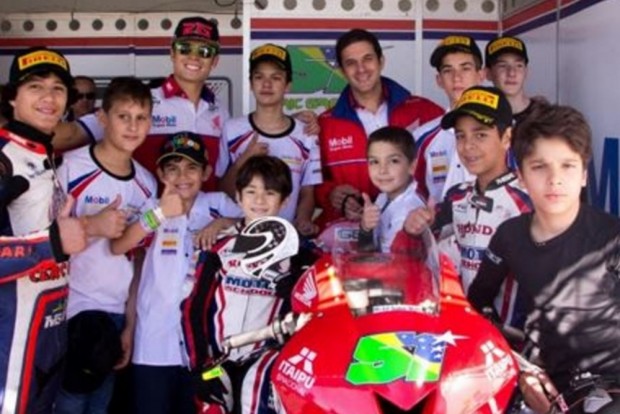 Jovens pilotos da Júnior Cup visitam o box de Eric Granado na 4ª etapa do SuperBike Brasil