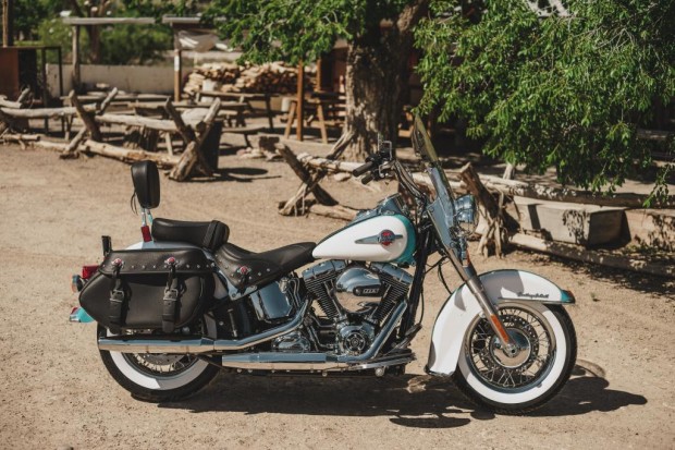 A Harley-Davidson cedeu todas as motos, roupas e acessórios presentes na novela. Inclusive, há uma Heritage Softail como item decorativo em um bar