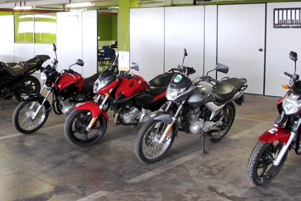 Sala de aula para até 30 alunos e frota de motos à disposição