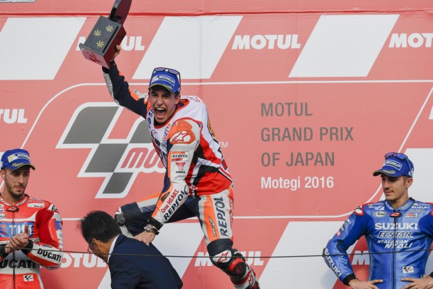 Explodindo de alegria, Marc Márquez comemora o tricampeonato no Mundial de MotoGP. Próxima corrida é na madrugada deste domingo, em Phillip Island