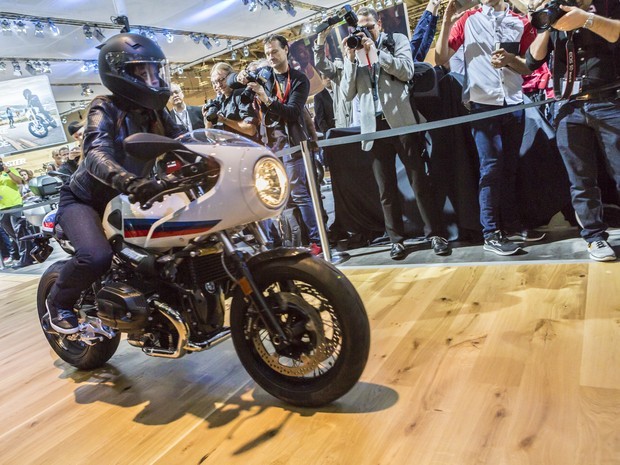 Em casa, a BMW Motorrad também aqueceu a imaginação dos saudosistas fãs de café-racers