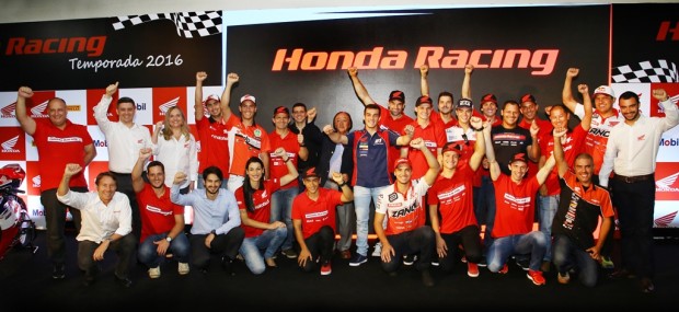 Boa parte dos campeões com a Honda presentes na homenagem