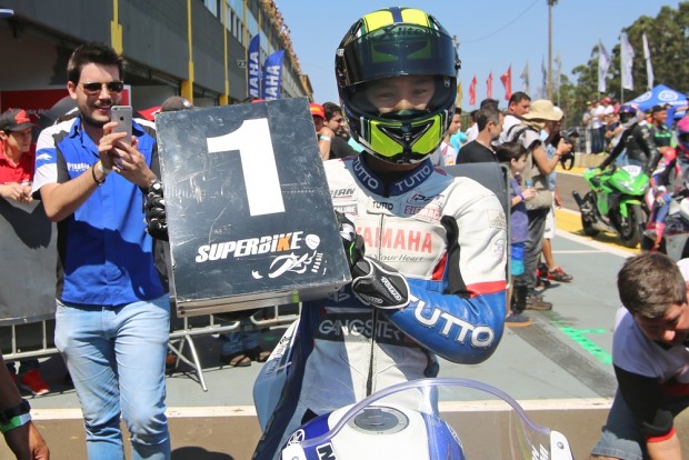 Meikon começou a andar de moto aos cinco anos e competir aos oito. Hoje, compete no SuperBike Brasil