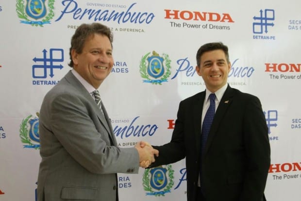 Charles Andrews Sousa Ribeiro, presidente do Detran-PE, e Alexandre Cury, diretor comercial da Honda: parceria do bem