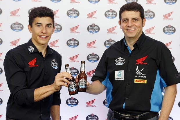 Marquez e Barros brindam em evento promovido pela Honda, em São Paulo; será que tem cerveja dentro da garrafa?