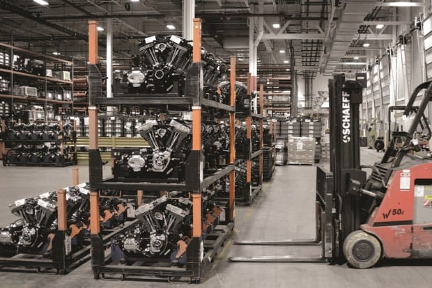 Unidades de motores finalizados estão prontos para pegarem a estrada rumo à montagem final de uma motocicleta Harley-Davidson na fábrica em York