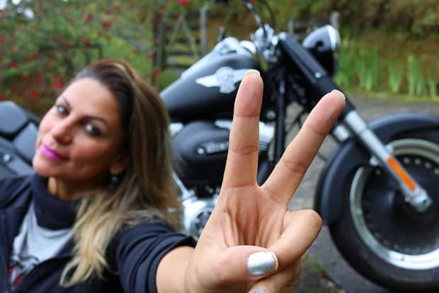 A motociclista Eliana Malizia é quem nos guia nesta viagem de dica para o Dia dos Namorados por São Francisco Xavier