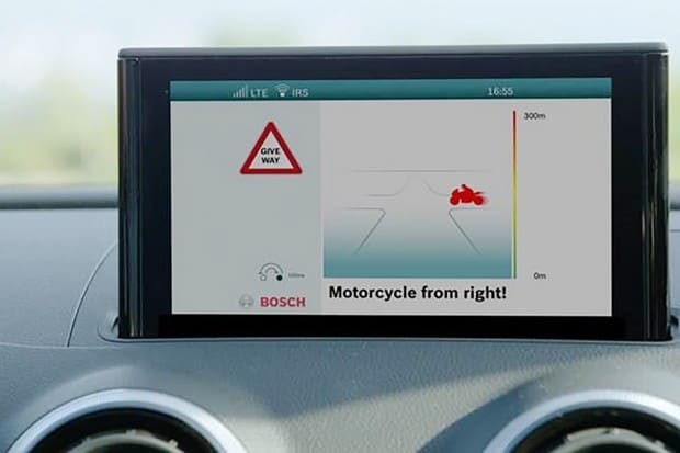 O sistema funciona em milissegundos, enviando informações entre carros e motos. Cria-se uma espécie de radar, mostrando todos os veículos ao seu redor, sua velocidade e rota