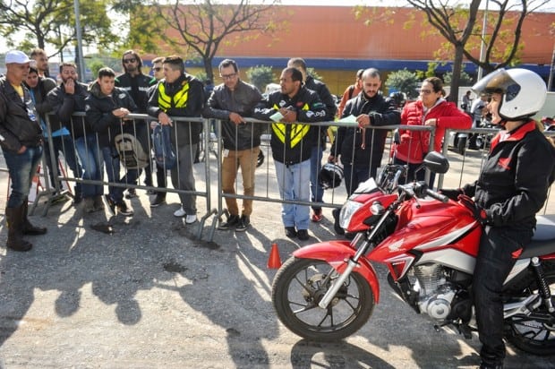 Demonstração especializada sobre o uso dos freios de uma moto, com ABS e com CBS, o freio combinado