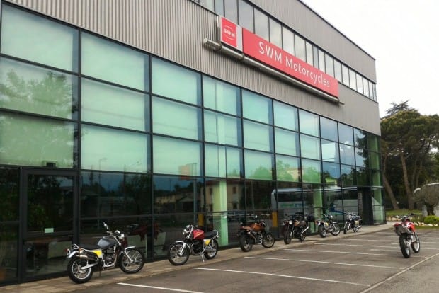 Fomos até a fábrica da SWM, em Varese, cidade próxima de Milão, onde antes era a Husqvarna. Conhecemos a linha de montagem e também rodamos em suas motos