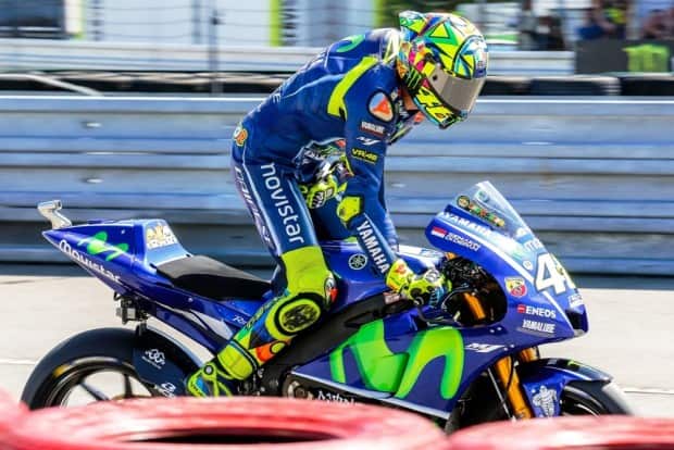 Rossi ajeita a cueca, tradicional gesto do italiano quando sai dos boxes