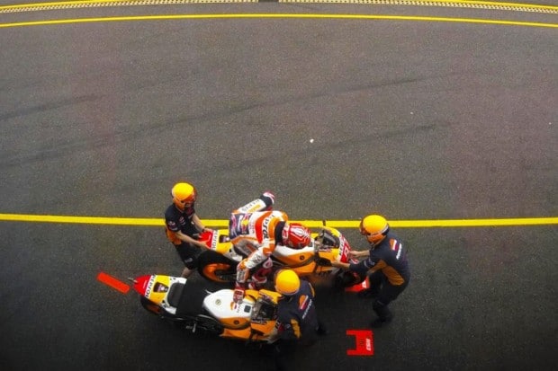 Márquez troca a moto antes de todos e decide a corrida a seu favor