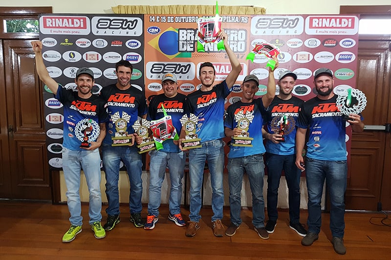A KTM conquistou nada menos do que oito (das 11) categorias em disputa no Brasileiro de Enduro FIM. Sacramento Racing (foto) e Orange BH obtiveram quatro troféus cada