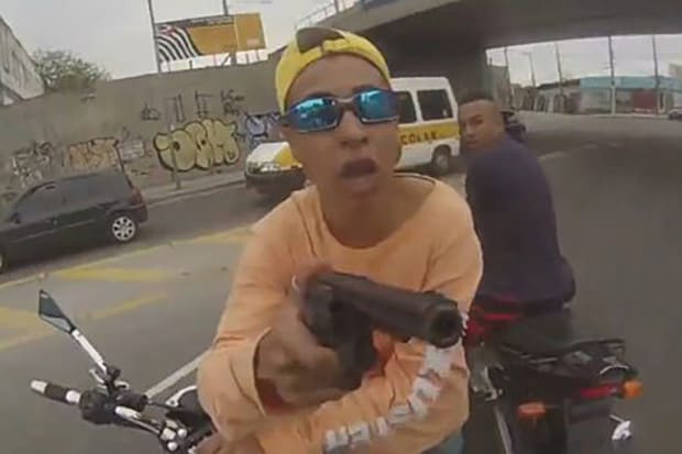 Esta cena de roubo de moto ainda é muito comum no estado de São Paulo, principalmente na capital