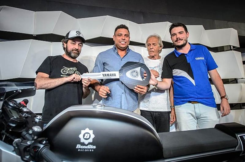 Representando a Fundação Fenômenos, Ronaldo recebeu a doação de uma XJ6 customizada
