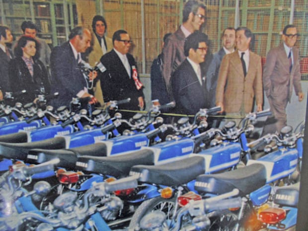 Foto da foto do dia da inauguração oficial da Yamaha Motor do Brasil, em novembro de 1974, em Guarulhos (SP)