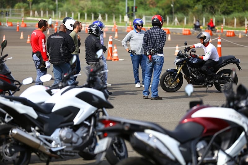 Parceria requalifica instrutores de moto-escola