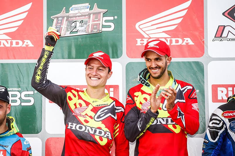 Hector Assunção (esquerda) levou o troféu na MX1, enquanto Jetro Salazar (direita) obteve a vitória na categoria Elite. Foto: Gaspar Nóbrega/Mundo Press