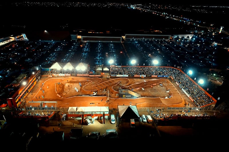 Arquibancada lotou com mais de 7.500 espectadores, no litoral paulista - Foto: M&M Imagens/Arena Cross