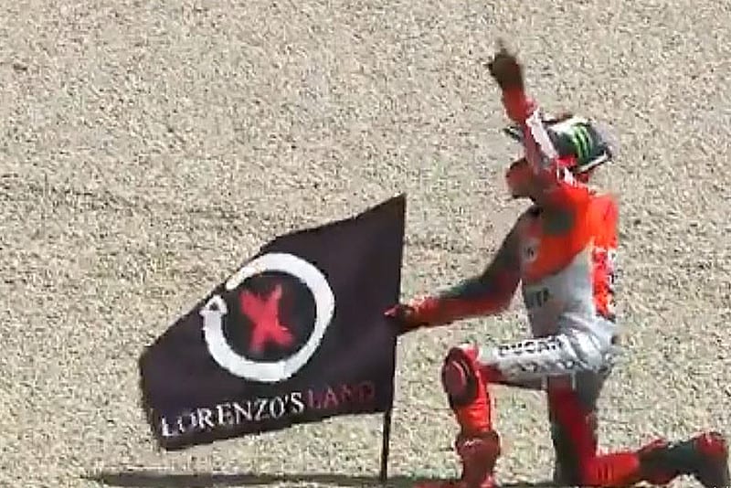 Lorenzo is back! Piloto crava bandeira 'terra de Lorenzo' e comemora com torcida da Ducati após vitória