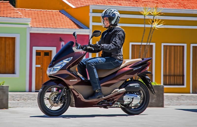 Público feminino dá grande impulso ao segmento de scooter e o Honda PCX lidera as vendas no Brasil