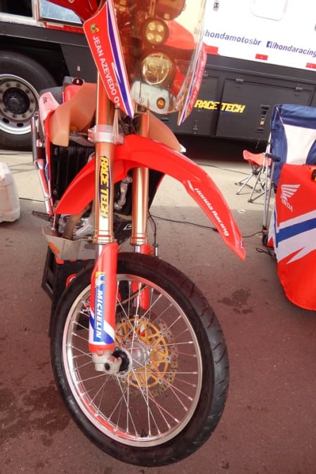 Moto de Jean Azevedo pronta para o prólogo, com pneus de asfalto, que será na pista do circuito de Goiânia