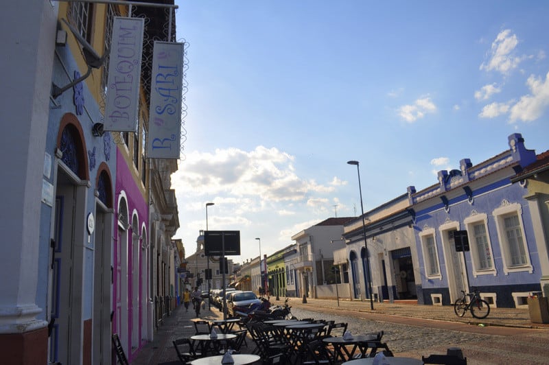 Com arquitetura antiga e pequenos bares pelas ruas, Amparo (SP) lembra aquelas cidades históricas de Minas Gerais