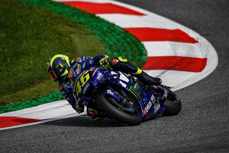 Sem vencer a 20 provas, a Yamaha não tem vivido bons momentos. Mesmo assim, vigoroso, Rossi subiu nada menos de oito posições correndo na Áustria